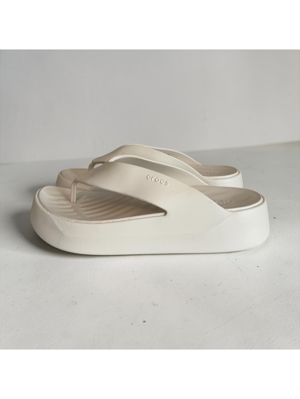 Crocs Mellow Recovery Flip Sandals - Bone / Cream - Women's Size 10
